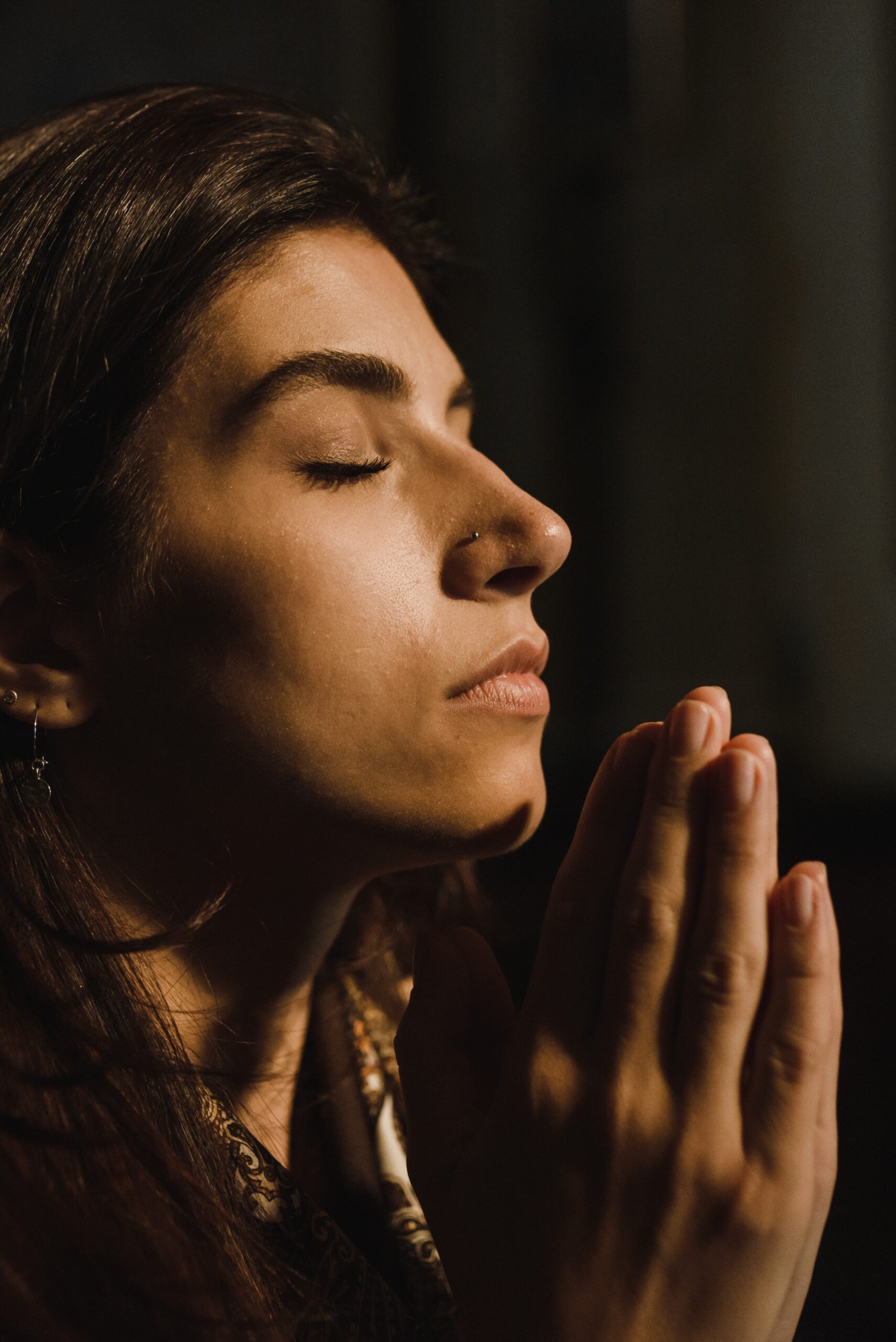 A woman praying in Faith