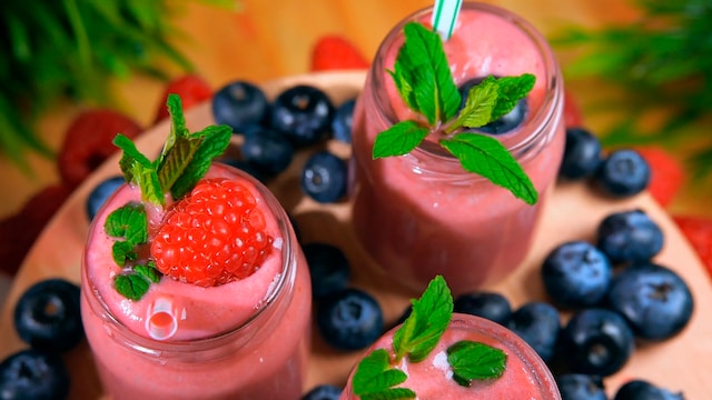 strawberry shake on clear drinking class