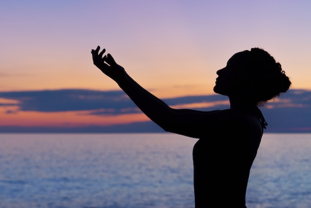 woman raising her right hand with a Thankful Heart