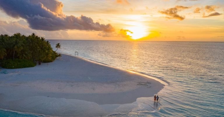 Peaceful beach sunrise—perfect for reflecting on inspirational quotes to start your day with faith.